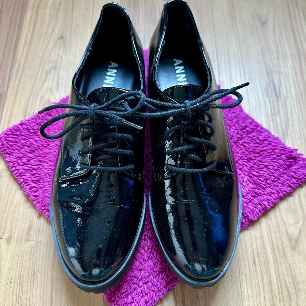 Anne Klein Akaira black man-made patent leather oxfords in size 7.5, unworn.
